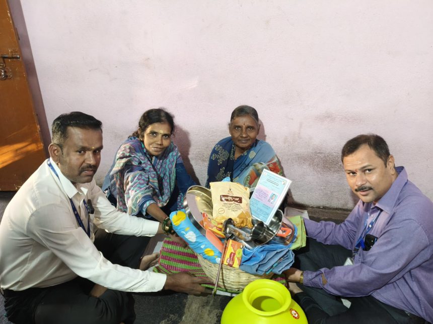 ಮಾತೃಶ್ರೀ ವಾತ್ಸಲ್ಯ ಕಿಟ್ ವಿತರಣೆ: ಜಿಲ್ಲಾ ನಿರ್ದೇಶಕ ರೋಹಿತಾಕ್ಷರಿಂದ ಹಸ್ತಾಂತರ ಮಾತೃಶ್ರೀ ವಾತ್ಸಲ್ಯ ಕಿಟ್ ವಿತರಣೆ: ಜಿಲ್ಲಾ ನಿರ್ದೇಶಕ ರೋಹಿತಾಕ್ಷರಿಂದ ಹಸ್ತಾಂತರ