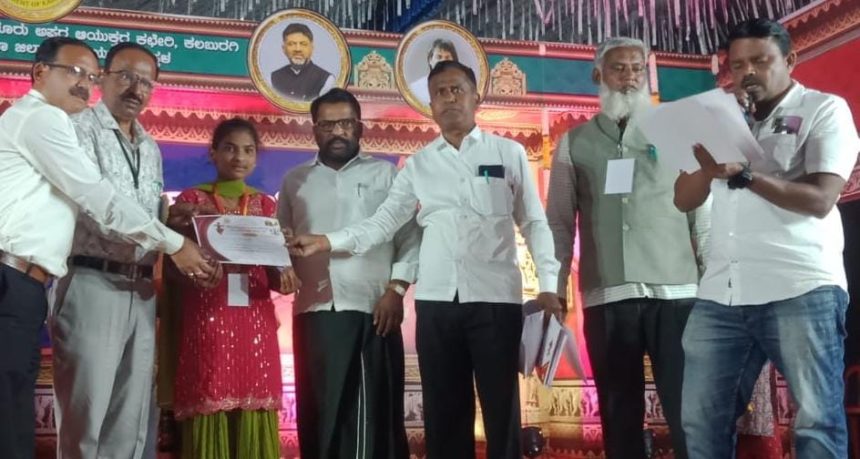 ಜಾನಪದ ಗೀತೆ ಹಾಡುವ ಸ್ಪರ್ಧೆ : ಗಾಯಿತ್ರಿಗೆ ರಾಜ್ಯ ಮಟ್ಟದ ಸ್ಪರ್ಧೆಯಲ್ಲಿ ನಾಲ್ಕನೇ ಸ್ಥಾನ