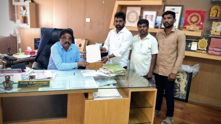 ವಿ ಎಸ್ ಕೆ ವಿ.ವಿಯಲ್ಲಿ ವೃಂದ ಮತ್ತು ನೇಮಕಾತಿಯಲ್ಲಿ ಸ್ಥಳೀಯರಿಗೆ ಆದ್ಯತೆ ನೀಡಿ ; ಸಿದ್ದೇಶ್ ಊಳೂರು