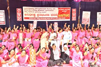 ತರ್ಕಬದ್ಧಗೊಳಿಸುವ ಹೆಸರಲ್ಲಿ ಆಶಾಗಳನ್ನು ಕೈಬಿಡುವ ನಿರ್ಧಾರ ವಿರೋಧಿಸಿ ಅನಿರ್ದಿಷ್ಟ ಪ್ರತಿಭಟನಾ ಧರಣಿ