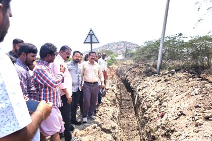 ಕಾರೇಕಲ್ಲೂ ಗ್ರಾಮದಲ್ಲಿ ಮೂರು ವರ್ಷಗಳ ಡ್ರೈನೇಜ್ ಸಮಸ್ಯೆ: ಸ್ಥಳ ಪರಿಶೀಲನೆ ನಡೆಸಿದ ಬಿ. ವೆಂಕಟೇಶ ಪ್ರಸಾದ್ – ತಕ್ಷಣ ಪರಿಹಾರಕ್ಕೆ ಗಡುವು