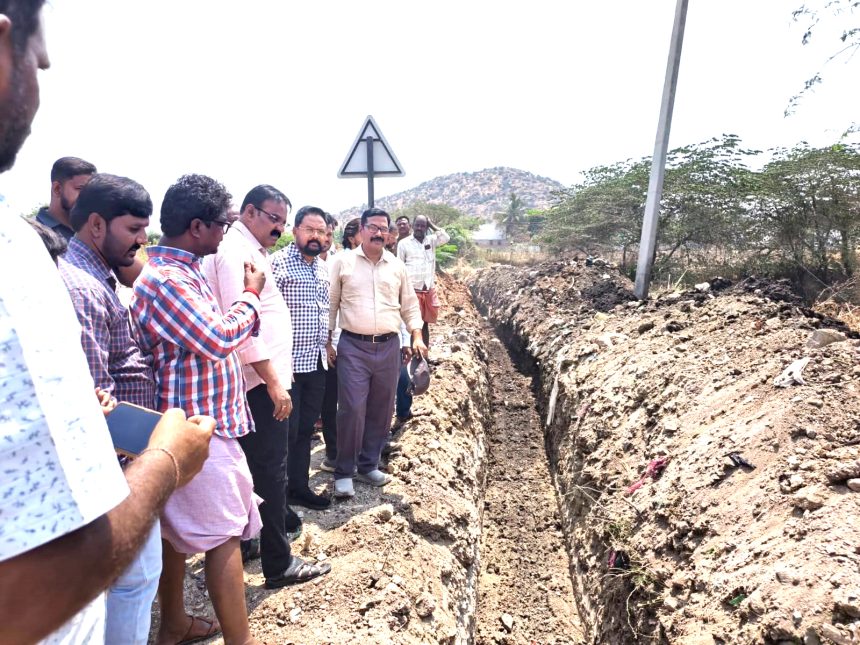 ಕಾರೇಕಲ್ಲೂ ಗ್ರಾಮದಲ್ಲಿ ಮೂರು ವರ್ಷಗಳ ಡ್ರೈನೇಜ್ ಸಮಸ್ಯೆ: ಸ್ಥಳ ಪರಿಶೀಲನೆ ನಡೆಸಿದ ಬಿ. ವೆಂಕಟೇಶ ಪ್ರಸಾದ್ – ತಕ್ಷಣ ಪರಿಹಾರಕ್ಕೆ ಗಡುವು