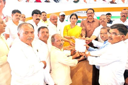 *ಗ್ರಾಮಸ್ಥರ ನ್ಯಾಯಯುತ ಹೋರಾಟಕ್ಕೆ ಸಚಿವೆ ಲಕ್ಷ್ಮೀ ಹೆಬ್ಬಾಳಕರ್ ಬೆಂಬಲ*    * *ಗ್ರಾಮಸ್ಥರಿಂದ ಮನವಿ ಸ್ವೀಕರಿಸಿದ ಸಚಿವರು* 