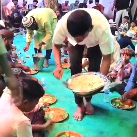 ಹಲಕುಂದಿಯಲ್ಲಿ ವಿಜಯಕುಮಾರ್ನಿಂದ ಇಫ್ತಾರ್ ಕೂಟ: ಧರ್ಮಕ್ಕಿಂತ ಮಾನವೀಯತೆ ದೊಡ್ಡದು ಎಂಬ ಸಂದೇಶ ಹಲಕುಂದಿಯಲ್ಲಿ ವಿಜಯಕುಮಾರ್ನಿಂದ ಇಫ್ತಾರ್ ಕೂಟ: ಧರ್ಮಕ್ಕಿಂತ ಮಾನವೀಯತೆ ದೊಡ್ಡದು ಎಂಬ ಸಂದೇಶ