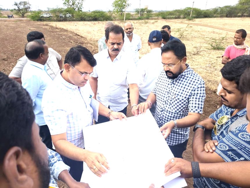 ರಸ್ತೆ ಕಾಮಗಾರಿಗೆ ಸ್ಥಳೀಯ ಭೇಟಿ: ಶಾಸಕ ಬಿ. ವೆಂಕಟೇಶ ಪ್ರಸಾದ್ ಪರಿಶೀಲನೆ