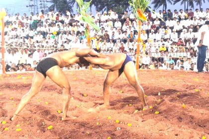 ಜಗಜಟ್ಟಿ ಜಾತ್ರೆಯಲ್ಲಿ ಜಗಜಟ್ಟಿಗಳ ತುರುಸಿನ ಕಾಳಗ. 