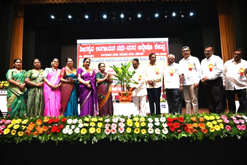 ದಾಂಪತ್ಯ ಜೀವನ ಬದುಕಿಗೆ ಅಗತ್ಯ: ಡಾ. ಎಫ್ ವಿ ಮಾನ್ವಿ ಅಖಿಲ ಭಾರತ ವೀರಶೈವ ಲಿಂಗಾಯತ ಮಹಾಸಭೆ ವಧು-ವರ ಅನ್ವೇಷಣಾ ಕೇಂದ್ರ ಹಾಗೂ ಕೆ ಎಲ್ ಇ ಸಂಸ್ಥೆ ಸಹಯೋಗದಲ್ಲಿ ವಧು-ವರ ಪಾಲಕರ 62ನೇ ಸಮ್ಮೇಳನ ದಾಂಪತ್ಯ ಜೀವನ ಬದುಕಿಗೆ ಅಗತ್ಯ: ಡಾ. ಎಫ್ ವಿ ಮಾನ್ವಿ ಅಖಿಲ ಭಾರತ ವೀರಶೈವ ಲಿಂಗಾಯತ ಮಹಾಸಭೆ ವಧು-ವರ ಅನ್ವೇಷಣಾ ಕೇಂದ್ರ ಹಾಗೂ ಕೆ ಎಲ್ ಇ ಸಂಸ್ಥೆ ಸಹಯೋಗದಲ್ಲಿ ವಧು-ವರ ಪಾಲಕರ 62ನೇ ಸಮ್ಮೇಳನ