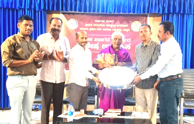 ರಂಗಭೂಮಿ ನಿತ್ಯದ ಘಟನೆಗಳಿಗೆ ಕನ್ನಡಿ ಹಿಡಿವ ಮಾಧ್ಯಮ – ಬಯಲಾಟದ ಉಷಾರಾಣಿ ರಂಗಭೂಮಿ ನಿತ್ಯದ ಘಟನೆಗಳಿಗೆ ಕನ್ನಡಿ ಹಿಡಿವ ಮಾಧ್ಯಮ – ಬಯಲಾಟದ ಉಷಾರಾಣಿ