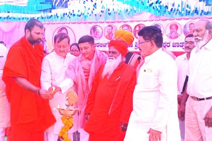 ಹಾಲುಮತ ಸಮಾಜದವರು ಈ ಬಾರಿ ಶಾಸಕರಾಗಬೇಕು-ಶಾಂತಗೌಡ ಖಿಲಾರಹಟ್ಟಿಯಲ್ಲಿ ಶ್ರೀ ಬೀರಲಿಂಗೇಶ್ವರ, ಶ್ರೀ ಕಾಡಸಿದ್ದೇಶ್ವರ ಜಾತ್ರಾ ಮಹೋತ್ಸವ: ಉಚಿತ ಸಾಮೂಹಿಕ ವಿವಾಹ: ಧರ್ಮಸಭೆ: ಮದರಿ ನೇತೃತ್ವ