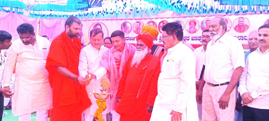 ಹಾಲುಮತ ಸಮಾಜದವರು ಈ ಬಾರಿ ಶಾಸಕರಾಗಬೇಕು-ಶಾಂತಗೌಡ ಖಿಲಾರಹಟ್ಟಿಯಲ್ಲಿ ಶ್ರೀ ಬೀರಲಿಂಗೇಶ್ವರ, ಶ್ರೀ ಕಾಡಸಿದ್ದೇಶ್ವರ ಜಾತ್ರಾ ಮಹೋತ್ಸವ: ಉಚಿತ ಸಾಮೂಹಿಕ ವಿವಾಹ: ಧರ್ಮಸಭೆ: ಮದರಿ ನೇತೃತ್ವ ಹಾಲುಮತ ಸಮಾಜದವರು ಈ ಬಾರಿ ಶಾಸಕರಾಗಬೇಕು-ಶಾಂತಗೌಡ ಖಿಲಾರಹಟ್ಟಿಯಲ್ಲಿ ಶ್ರೀ ಬೀರಲಿಂಗೇಶ್ವರ, ಶ್ರೀ ಕಾಡಸಿದ್ದೇಶ್ವರ ಜಾತ್ರಾ ಮಹೋತ್ಸವ: ಉಚಿತ ಸಾಮೂಹಿಕ ವಿವಾಹ: ಧರ್ಮಸಭೆ: ಮದರಿ ನೇತೃತ್ವ