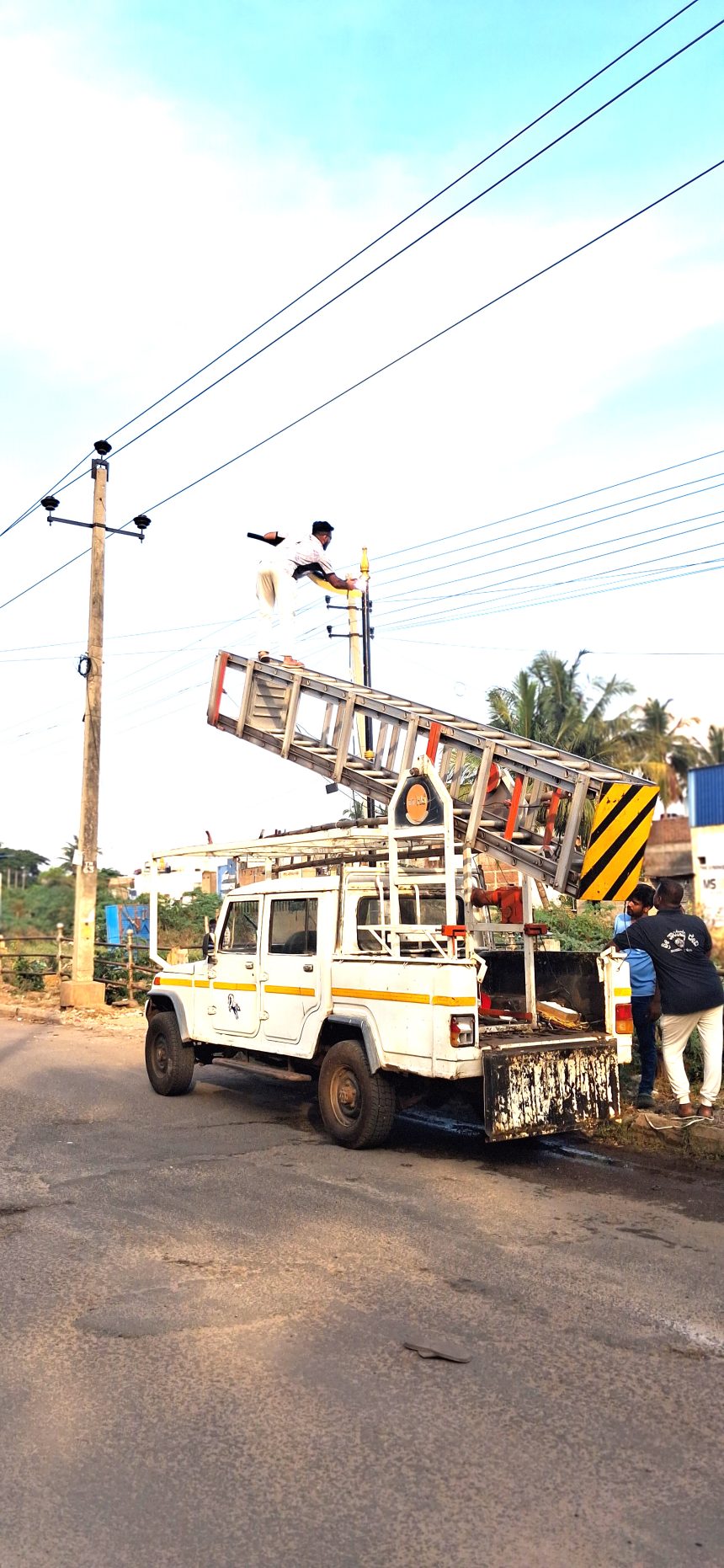 ರಾತ್ರಿಯ ವೇಳೆ   ಬಸವಣ್ಣ ಕಾಲುವೆಯ ಪಕ್ಕದ ರಸ್ತೆಯಲ್ಲಿ  ನಿಶ್ಚಿಂತ ಓಡಾಟಕ್ಕೆ  ಬೆಳಕು ನೀಡಿದ  ನಗರಸಭೆ .