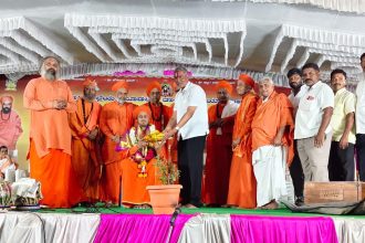 ಲಿಂ.ಪ್ರಭುಲಿಂಗ ಮಹಾಸ್ವಾಮಿಗಳು ಭಕ್ತರ ಪಾಲಿಗೆ ಕಾಮಧೇನು .: ಬಾಲಚಂದ್ರ ಜಾರಕಿಹೊಳಿ