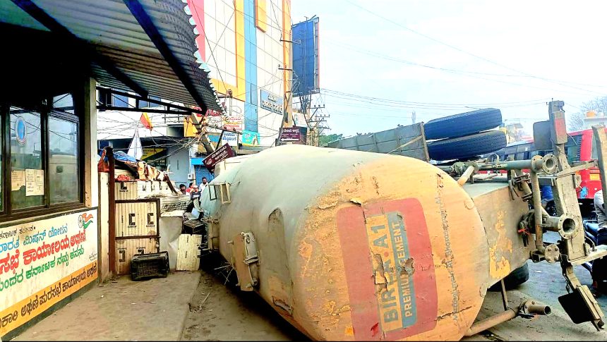 ಸಿಮೆಂಟ್ ಲಿಕ್ವಿಡ್ ವಾಹನ ಪಲ್ಟಿ; ತಪ್ಪಿದ ಭಾರಿ ಅನಾಹುತ