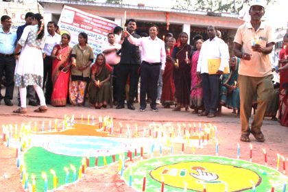 ಜಿಲ್ಲಾ ಸ್ವೀಪ್ | ಮುಂಬತ್ತಿ ಬೆಳಕಿನಲ್ಲಿ ಅರಳಿದ ಭಾರತ ನಕ್ಷೆ ಬೇವಿನಮಟ್ಟಿಯಲ್ಲಿ ಮತದಾನ ಜಾಗೃತಿ ಅಭಿಯಾನ