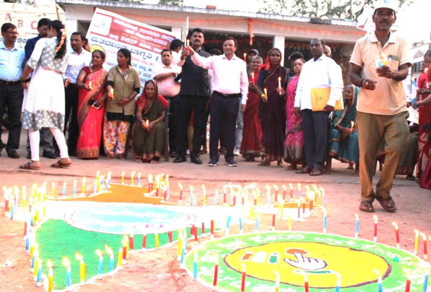 ಜಿಲ್ಲಾ ಸ್ವೀಪ್ | ಮುಂಬತ್ತಿ ಬೆಳಕಿನಲ್ಲಿ ಅರಳಿದ ಭಾರತ ನಕ್ಷೆ ಬೇವಿನಮಟ್ಟಿಯಲ್ಲಿ ಮತದಾನ ಜಾಗೃತಿ ಅಭಿಯಾನ