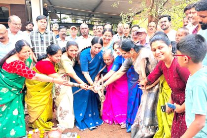 * *ರಸ್ತೆ ಡಾಂಬರೀಕರಣ ಕಾಮಗಾರಿಗೆ ಸಚಿವೆ ಲಕ್ಷ್ಮೀ ಹೆಬ್ಬಾಳಕರ್ ಅವರಿಂದ ಪೂಜೆ*    * *ಪೇವರ್ಸ್ ಅಳವಡಿಕೆ ಅಳವಡಿಕೆಗೆ ಚಾಲನೆ ನೀಡಿದ ಸಚಿವರು* 