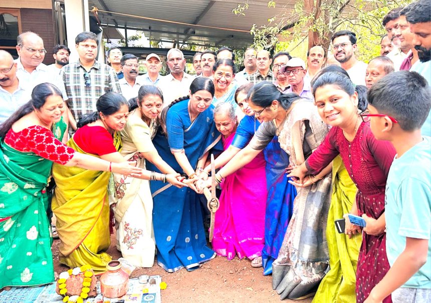 * *ರಸ್ತೆ ಡಾಂಬರೀಕರಣ ಕಾಮಗಾರಿಗೆ ಸಚಿವೆ ಲಕ್ಷ್ಮೀ ಹೆಬ್ಬಾಳಕರ್ ಅವರಿಂದ ಪೂಜೆ*    * *ಪೇವರ್ಸ್ ಅಳವಡಿಕೆ ಅಳವಡಿಕೆಗೆ ಚಾಲನೆ ನೀಡಿದ ಸಚಿವರು* 