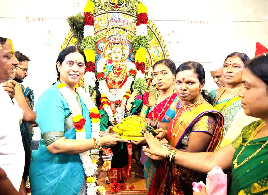 * *ಕಾಮಗಾರಿಯ ಪೂಜೆ ಮಾಡಲೂ ಸಮಯ ಸಾಕಾಗದಷ್ಟು ಅನುದಾನ ತರುತ್ತಿರುವೆ : ಸಚಿವೆ ಲಕ್ಷ್ಮೀ ಹೆಬ್ಬಾಳಕರ್‌*    * *ಬಾಳೇಕುಂದ್ರಿ.ಕೆ.ಎಚ್ ಗ್ರಾಮದ ಶ್ರೀ ಮಹಾಲಕ್ಷ್ಮೀ ದೇವಿ ಮಂದಿರ ಉದ್ಘಾಟಿಸಿದ ಸಚಿವರು* 