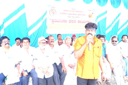 ಒಳ ಮೀಸಲಾತಿ ಜಾರಿಗೆ ಆಗ್ರಹಿಸಿ  ಕಪ್ಪು ಪಟ್ಟಿ ಧರಸಿ ಪ್ರತಿಭಟನಾ ಧರಣಿ 