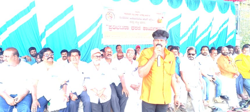 ಒಳ ಮೀಸಲಾತಿ ಜಾರಿಗೆ ಆಗ್ರಹಿಸಿ ಕಪ್ಪು ಪಟ್ಟಿ ಧರಸಿ ಪ್ರತಿಭಟನಾ ಧರಣಿ ಒಳ ಮೀಸಲಾತಿ ಜಾರಿಗೆ ಆಗ್ರಹಿಸಿ ಕಪ್ಪು ಪಟ್ಟಿ ಧರಸಿ ಪ್ರತಿಭಟನಾ ಧರಣಿ