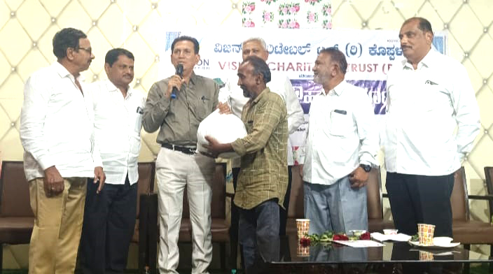 ಡಾ, ಸುಶೀಲ್ ಕುಮಾರ್ ಕಲಾಲ್ ರಿಂದ ಬಡವರಿಗೆ ಆಹಾರ ಸಾಮಾಗ್ರಿ ಗಳ ಹಬ್ಬದ ಕಿಟ್ ವಿತರಣೆ 