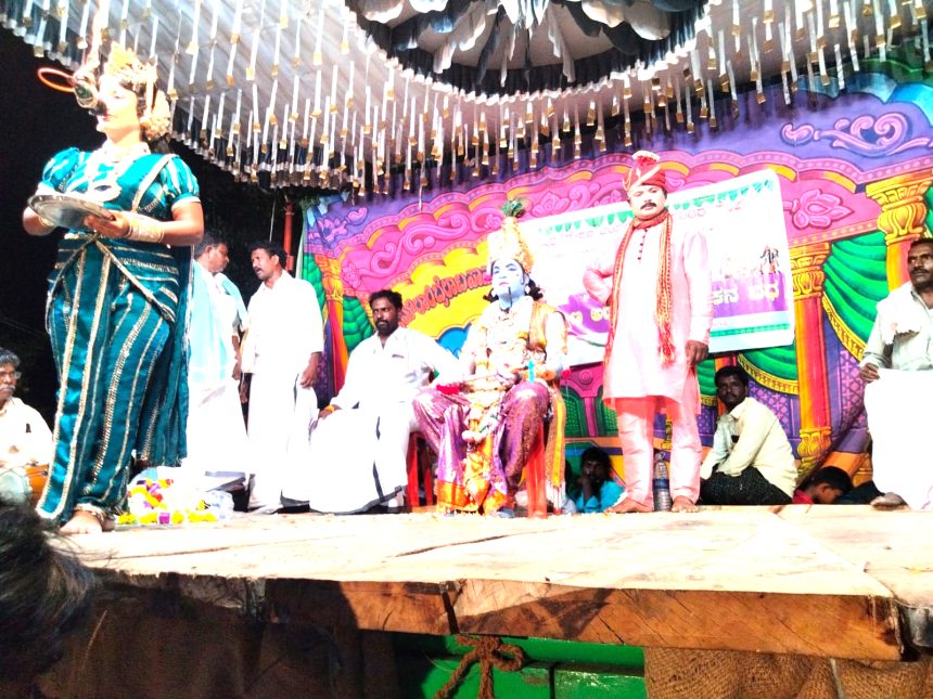 ತೆಕ್ಕಲಕೋಟೆ ಕಾಡು ಸಿದ್ದೇಶ್ವರ ಜಾತ್ರೆ ; ವೀರಭದ್ರೇಶ್ವರ ಕಲಾವಿದರ ಸಂಘದಿಂದ ಬಯಲಾಟ ಪ್ರದರ್ಶನ ತೆಕ್ಕಲಕೋಟೆ ಕಾಡು ಸಿದ್ದೇಶ್ವರ ಜಾತ್ರೆ ; ವೀರಭದ್ರೇಶ್ವರ ಕಲಾವಿದರ ಸಂಘದಿಂದ ಬಯಲಾಟ ಪ್ರದರ್ಶನ