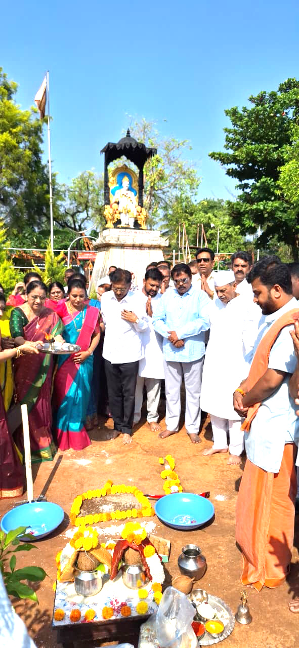 ಶೀಘ್ರದಲ್ಲಿ ಬಸವೇಶ್ವರ ವೃತ್ತದಲ್ಲಿ ಬಸವಣ್ಣವರ ಕಂಚಿನ ಪ್ರತಿಮೆ ಅನಾವರಣ : ಡಾ.ಪ್ರಭಾಕರ್ ಕೋರೆ  **ಬಸವೇಶ್ವರ ವೃತ್ತದ ಉದ್ಯಾನವನದಲ್ಲಿ ಭೂಮಿ(ಗುದ್ದಲಿ) ಪೂಜೆ**