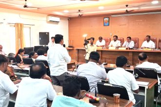 ೧೨೨ ಕೋಟಿ ಬಾರೀ ಗಾತ್ರದ ಬಜೆಟ್ ನಲ್ಲಿ ಉಳಿತಾಯ ಕೇವಲ ೭ ಲಕ್ಷ