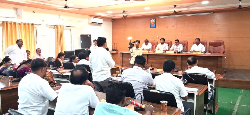 ೧೨೨ ಕೋಟಿ ಬಾರೀ ಗಾತ್ರದ ಬಜೆಟ್ ನಲ್ಲಿ ಉಳಿತಾಯ ಕೇವಲ ೭ ಲಕ್ಷ ೧೨೨ ಕೋಟಿ ಬಾರೀ ಗಾತ್ರದ ಬಜೆಟ್ ನಲ್ಲಿ ಉಳಿತಾಯ ಕೇವಲ ೭ ಲಕ್ಷ