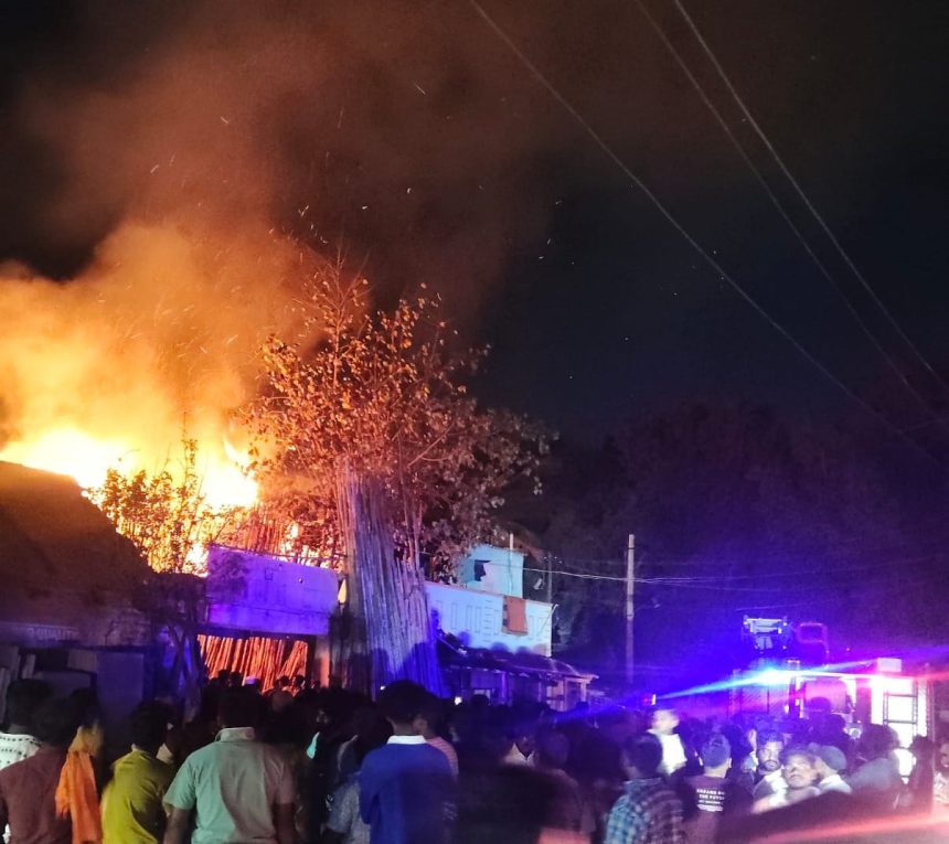 ಕೋಟೆ ಪ್ರವೇಶದ್ವಾರ ಬಳಿಯ ಬೊಂಬುಗಳಿಗೆ ಬೆಂಕಿ