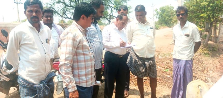 ಚವನಭಾವಿ: ಜೆಜಿಎಂ ಕಾಮಗಾರಿ ವೀಕ್ಷಣೆ – ಅಧಿಕಾರಿ ಮುಂದೆ ಗ್ರಾಮಸ್ಥರ ನೀರಿನ ಗೋಳು ಚವನಭಾವಿ: ಜೆಜಿಎಂ ಕಾಮಗಾರಿ ವೀಕ್ಷಣೆ – ಅಧಿಕಾರಿ ಮುಂದೆ ಗ್ರಾಮಸ್ಥರ ನೀರಿನ ಗೋಳು
