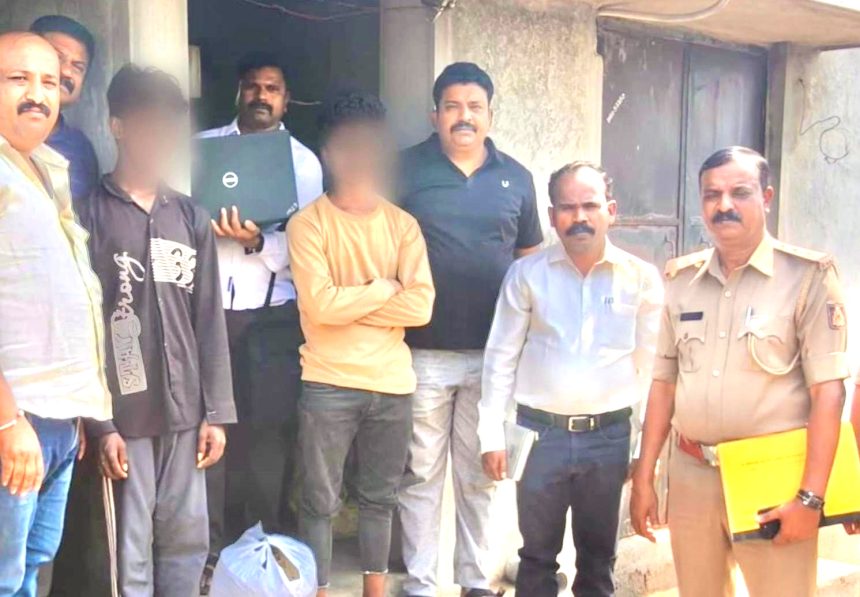 ಗಾಂಜಾ ಮಾರಾಟ ಮಾಡುತ್ತಿದ್ದ ಇಬ್ಬರ ಬಂಧನ 1200 ಗ್ರಾಂ ಗಾಂಜಾ ವಶ ಗಾಂಜಾ ಮಾರಾಟ ಮಾಡುತ್ತಿದ್ದ ಇಬ್ಬರ ಬಂಧನ 1200 ಗ್ರಾಂ ಗಾಂಜಾ ವಶ