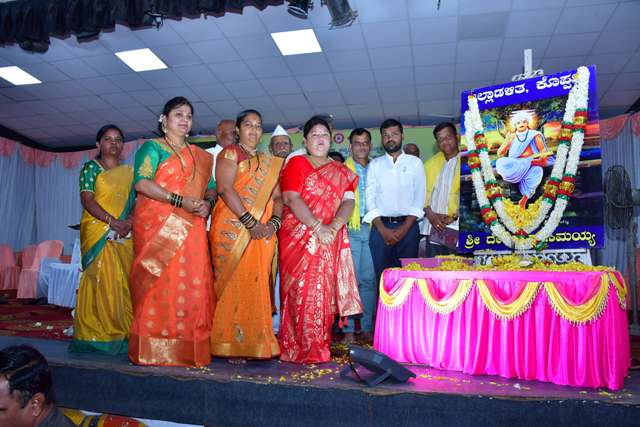 ವಚನ ಸಾಹಿತ್ಯಕ್ಕೆ ದೇವರ ದಾಸಿಮಯ್ಯನವರ ಕೊಡುಗೆ ಅಪಾರವಾದದ್ದು: ಕರ್ಣಕುಮಾರ ವಚನ ಸಾಹಿತ್ಯಕ್ಕೆ ದೇವರ ದಾಸಿಮಯ್ಯನವರ ಕೊಡುಗೆ ಅಪಾರವಾದದ್ದು: ಕರ್ಣಕುಮಾರ