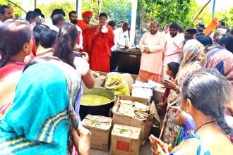 ಗುಬ್ಬಲಗುಡ್ಡ ಕೆಂಪಯ್ಯಸ್ವಾಮಿ ಮಠದ ಜಾತ್ರಾ ಮಹೋತ್ಸವದಲ್ಲಿ ಭಕ್ತರಿಗೆ ಅಡುಗೆ ತಯಾರಿಸಿ ಪ್ರಸಾದ ಸೇವೆಸಲ್ಲಿಸಿದ ಮೇಳಕುಂದಾ ಗ್ರಾಮದ ಭಕ್ತರು
