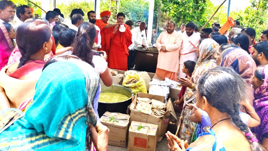ಗುಬ್ಬಲಗುಡ್ಡ ಕೆಂಪಯ್ಯಸ್ವಾಮಿ ಮಠದ ಜಾತ್ರಾ ಮಹೋತ್ಸವದಲ್ಲಿ ಭಕ್ತರಿಗೆ ಅಡುಗೆ ತಯಾರಿಸಿ ಪ್ರಸಾದ ಸೇವೆಸಲ್ಲಿಸಿದ ಮೇಳಕುಂದಾ ಗ್ರಾಮದ ಭಕ್ತರು