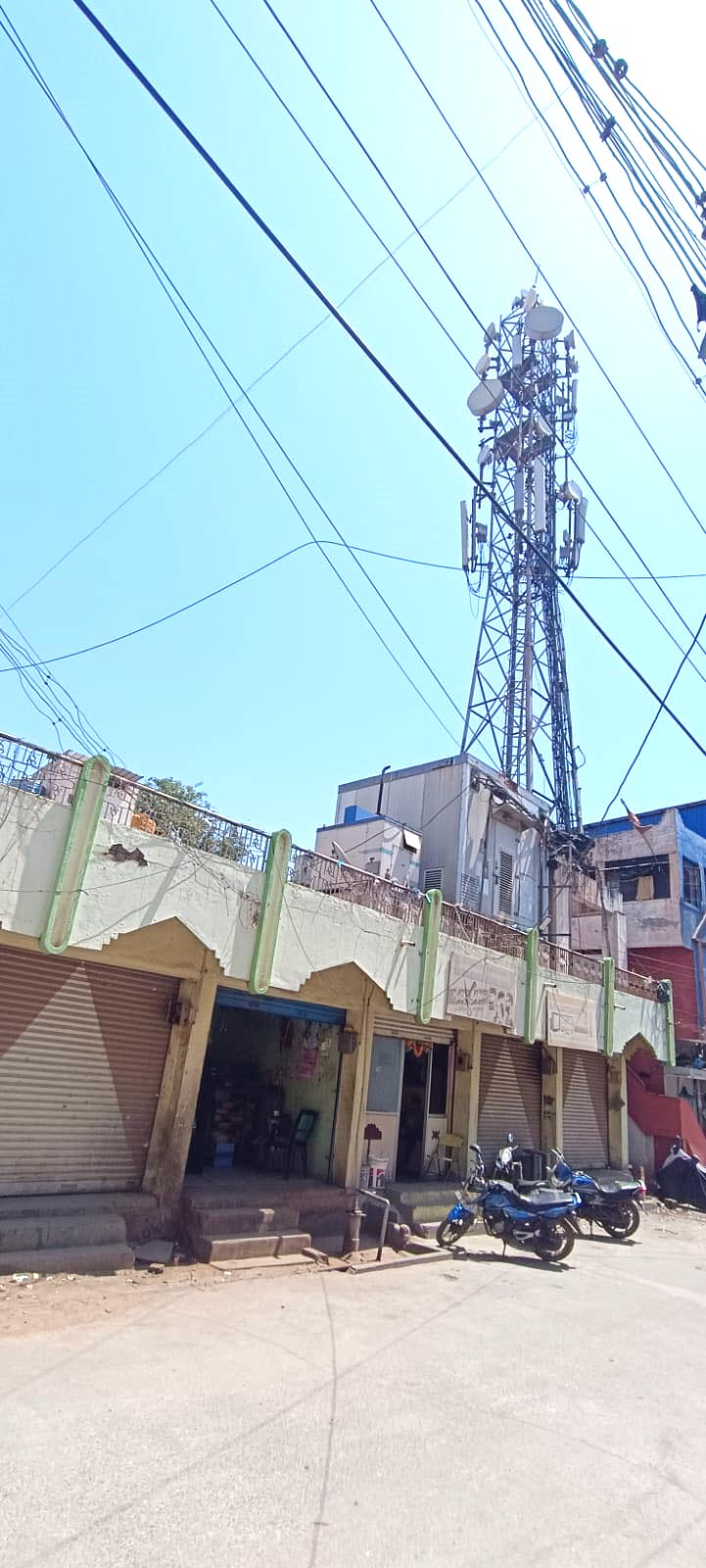 ಮಕ್ಕಳಿಗೆ ವೃದ್ಧರಿಗೆ ತೊಂದರೆಯಾಗುತ್ತದೆ  ಮೊಬೈಲ್ ಟವರ್ ಸ್ಥಳಾಂತರ ಬೇಡ : ಯಾಸಿನ್ ಮಸೀದಿ  ಬೀದಿಯ ಜನರ ತೀವ್ರ ವಿರೋಧ.