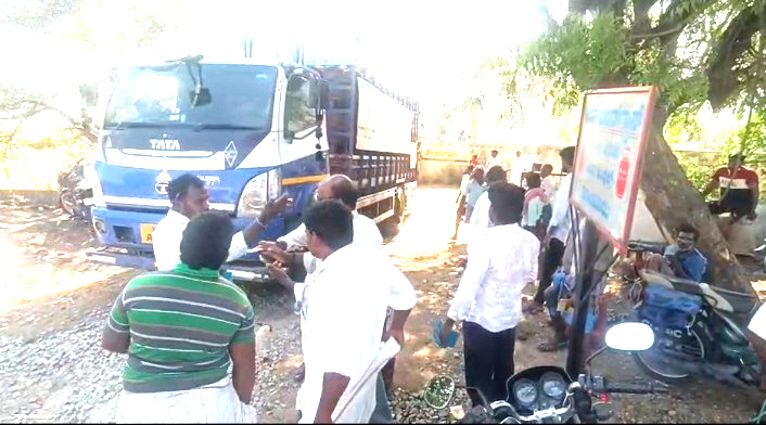 ಸಿಲೆಂಡರ್ ಸಂಕಷ್ಟ: ಮುಂಜಾನೆಯಿಂದಲೇ ಸಾಲಿನಲ್ಲಿ ಜನರ ನರಳಾಟ