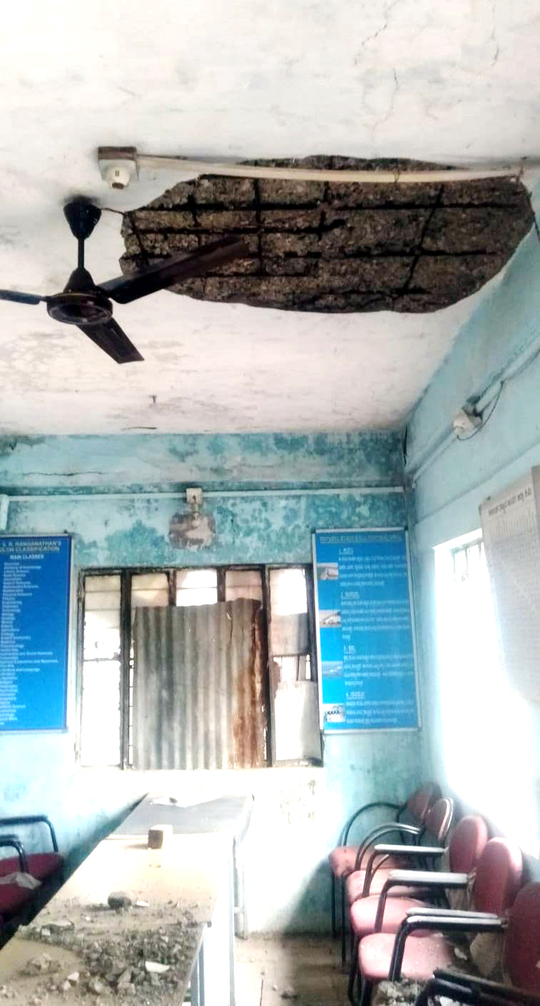 ಶಿಥಿಲಾವಸ್ಥೆಯಲ್ಲಿ ಸಾರ್ವಜನಿಕ ಗ್ರಂಥಾಲಯ ಕಟ್ಟಡ ಶಿಥಿಲಾವಸ್ಥೆಯಲ್ಲಿ ಸಾರ್ವಜನಿಕ ಗ್ರಂಥಾಲಯ ಕಟ್ಟಡ