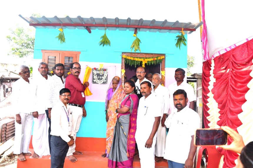 ವಾತ್ಸಲ್ಯ ಮನೆ ಹಸ್ತಾಂತರಿಸಿದ ಧರ್ಮಸ್ಥಳ ಸಂಘದ ಅಧಿಕಾರಿಗಳು ವಾತ್ಸಲ್ಯ ಮನೆ ಹಸ್ತಾಂತರಿಸಿದ ಧರ್ಮಸ್ಥಳ ಸಂಘದ ಅಧಿಕಾರಿಗಳು