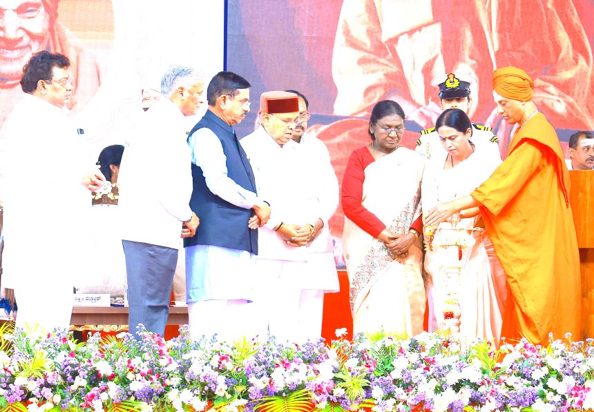 ಸಿದ್ದಗಂಗಾ ಮಠದ ಕಾರ್ಯಕ್ರಮದಲ್ಲಿ ಭಾಗಿಯಾದ ಸಚಿವೆ ಹೆಬ್ಬಾಳಕರ