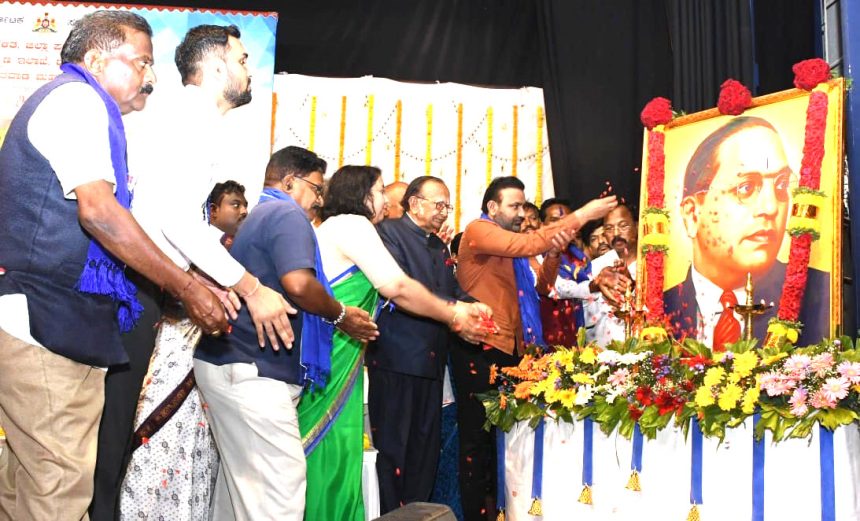 ಡಾ.ಅಂಬೇಡ್ಕರ್ ಅವರು ಶ್ರೇಷ್ಠವಾದ ಸಂವಿಧಾನ ರಚನೆ ಮೂಲಕ ದೇಶದ ಸಮಾನತೆ ಮತ್ತು ನ್ಯಾಯ ವ್ಯವಸ್ಥೆಗೆ ಬಲವಾದ ಅಡಿಪಾಯ ಹಾಕಿಕೊಟ್ಟಿದ್ದಾರೆ : ಸಚಿವ ಸಂತೋಷ ಎಸ್.ಲಾಡ್