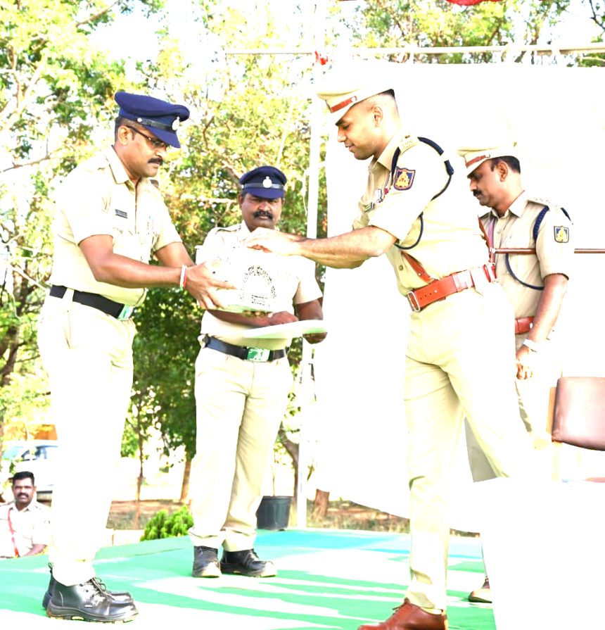 ಗದಗದಲ್ಲಿ ಪೊಲೀಸ್ ಧ್ವಜ ದಿನಾಚರಣೆ: ಸಮಾಜ ಸ್ವಾಸ್ಥ÷್ಯ ಕಾಪಾಡುವಲ್ಲಿ ಪೊಲೀಸರ ಪಾತ್ರ ಮಹತ್ವದ್ದು