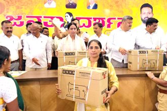 ಹೊಲಿಗೆ ಯಂತ್ರಗಳನ್ನು ವಿತರಿಸಿದ ಸಚಿವೆ ಲಕ್ಷ್ಮೀ ಹೆಬ್ಬಾಳಕರ್