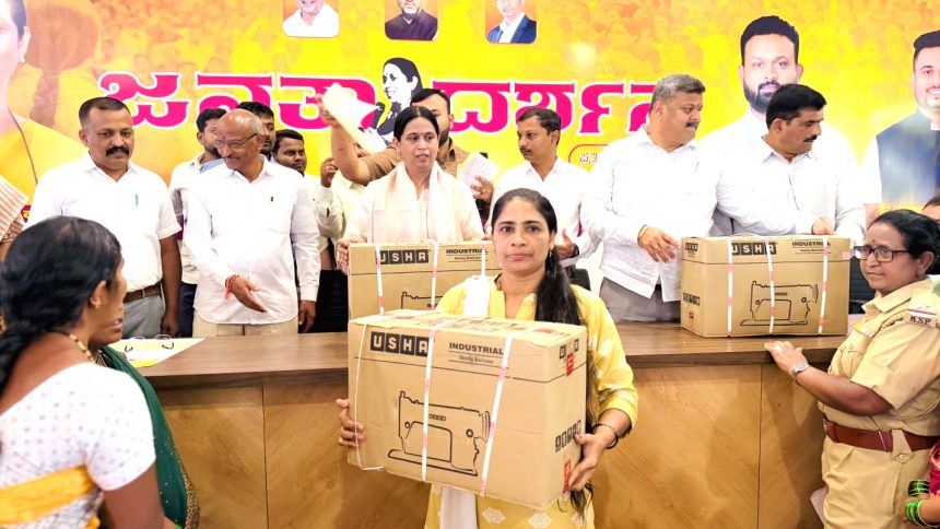 ಹೊಲಿಗೆ ಯಂತ್ರಗಳನ್ನು ವಿತರಿಸಿದ ಸಚಿವೆ ಲಕ್ಷ್ಮೀ ಹೆಬ್ಬಾಳಕರ್