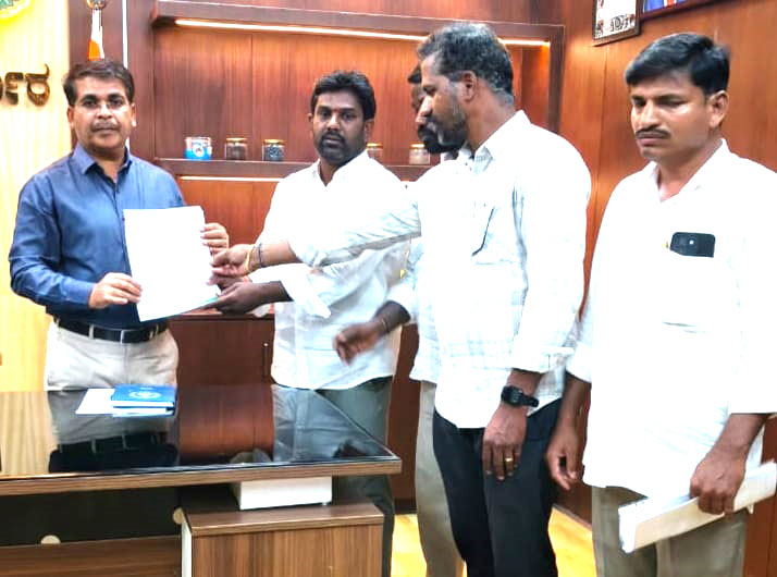 ನಿಯಮ ಬಾಹೀರವಾಗಿ ಹಕ್ಕು ಬದಲಾವಣೆ ಮಾಡಿರುವ ಅಧಿಕಾರಿಗಳ ವಿರುದ್ಧ ಕ್ರಮ ಕೈಗೊಳ್ಳಿ : ಊಳೂರ್ ಸಿದ್ದೇಶ್ 