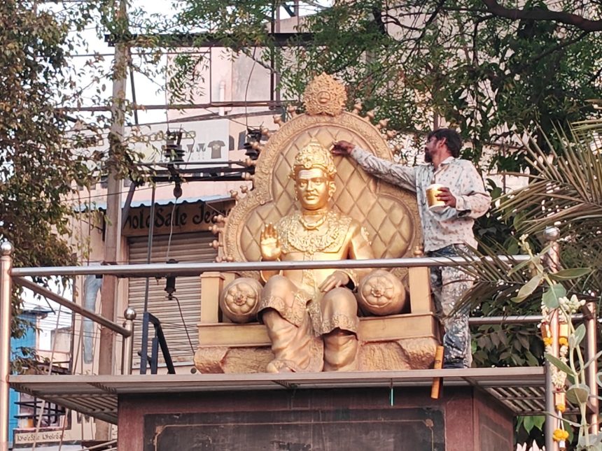 ಬಳ್ಳಾರಿಯ  ಬಸವಣ್ಣನ ಪುತ್ಥಳಿಗೆ  ಬಣ್ಣ