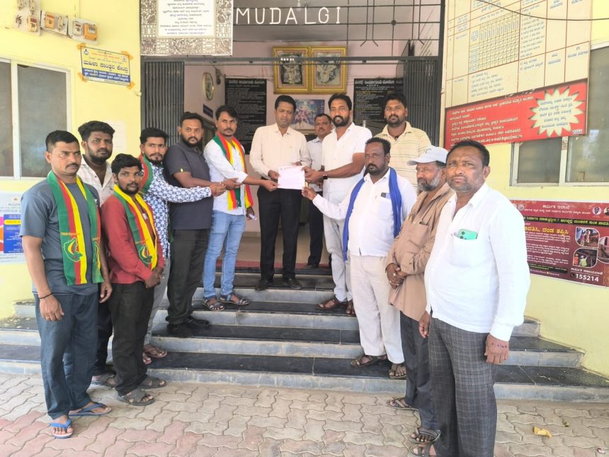 ಕಡ್ಡಾಯವಾಗಿ ಕನ್ನಡ ನಾಮಫಲಕ ಅಳವಡಿಸಲು ಮನವಿ ಕಡ್ಡಾಯವಾಗಿ ಕನ್ನಡ ನಾಮಫಲಕ ಅಳವಡಿಸಲು ಮನವಿ