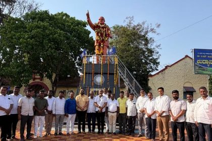 ಹುಕ್ಕೇರಿಯಲ್ಲಿ ಸಂವಿದಾನ ಶಿಲ್ಪಿ ಡಾ ಬಿ ಆರ್ ಅಂಬೇಡ್ಕರ ಅವರ ಪ್ರತಿಮೆ ಶಾಸಕ ನಿಖಿಲ್ ಕತ್ತಿ ಮತ್ತು ಮಾಜಿ ಸಂಸದ ರಮೇಶ ಕತ್ತಿ ಗೌರವ ನಮನ ಸಲ್ಲಿಸಿದರು.
