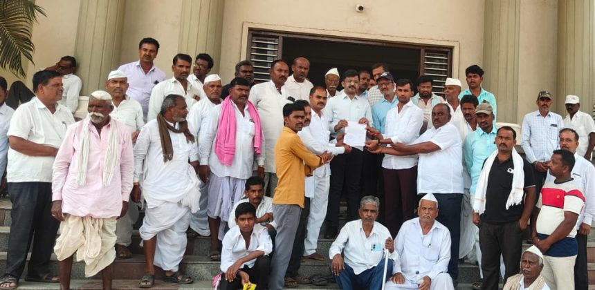 ಮಿರಗಿ ಗೋಳಸಾರ ಗ್ರಾಮದ ಹಳ್ಳಕ್ಕೆ ಕಾಲುವೆ ಮೂಲಕ ನೀರು ಹರಿಸಲು ಪ್ರತಿಭಟನೆ ಮಿರಗಿ ಗೋಳಸಾರ ಗ್ರಾಮದ ಹಳ್ಳಕ್ಕೆ ಕಾಲುವೆ ಮೂಲಕ ನೀರು ಹರಿಸಲು ಪ್ರತಿಭಟನೆ