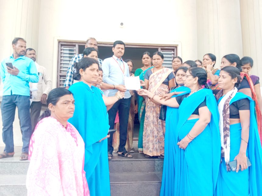 ವಿವಿಧ ಬೇಡಿಕೆ ಈಡೇರಿಕೆಗೆ ಆಗ್ರಹಿಸಿ ಹೊರಗುತ್ತಿಗೆ ನೌಕರರ ಪ್ರತಿಭಟನೆ